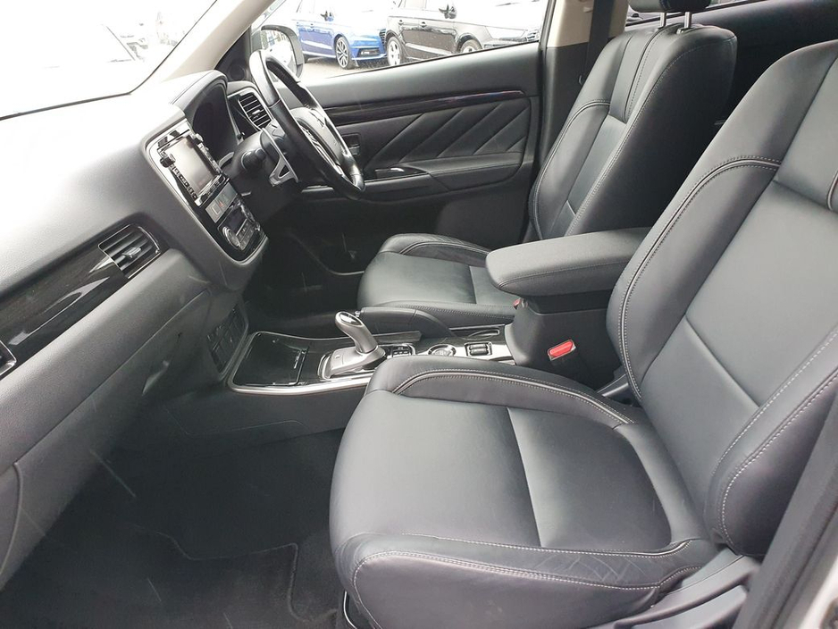 2016 Mitsubishi Outlander - image 23