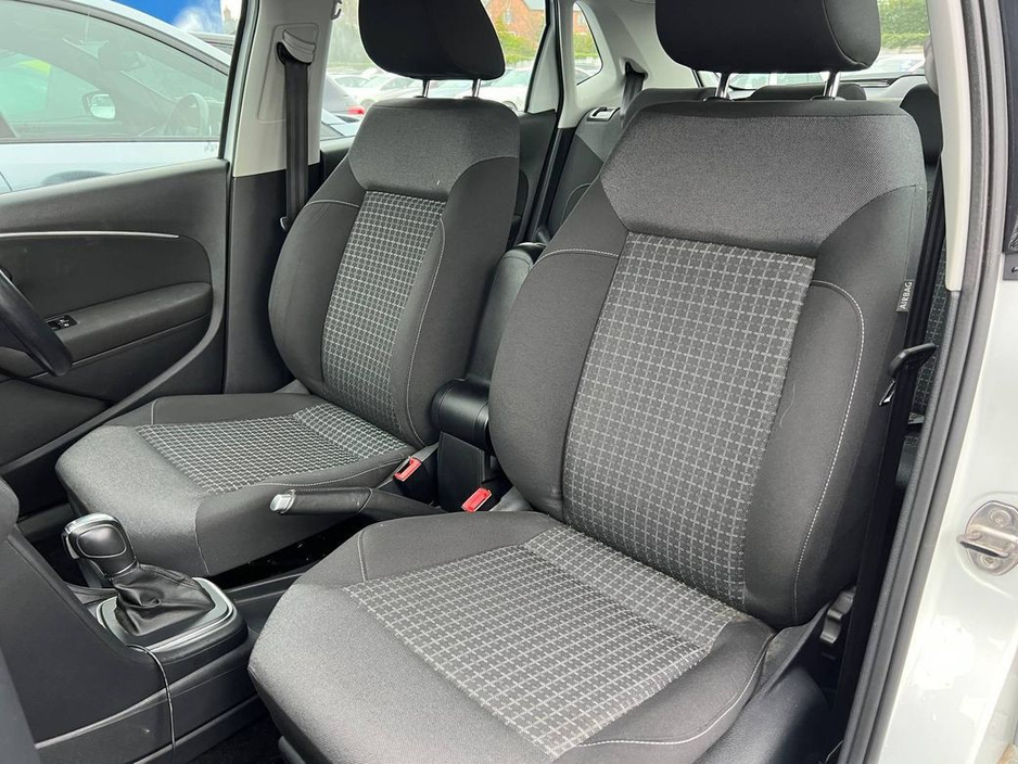 2015 Volkswagen Polo - image 6