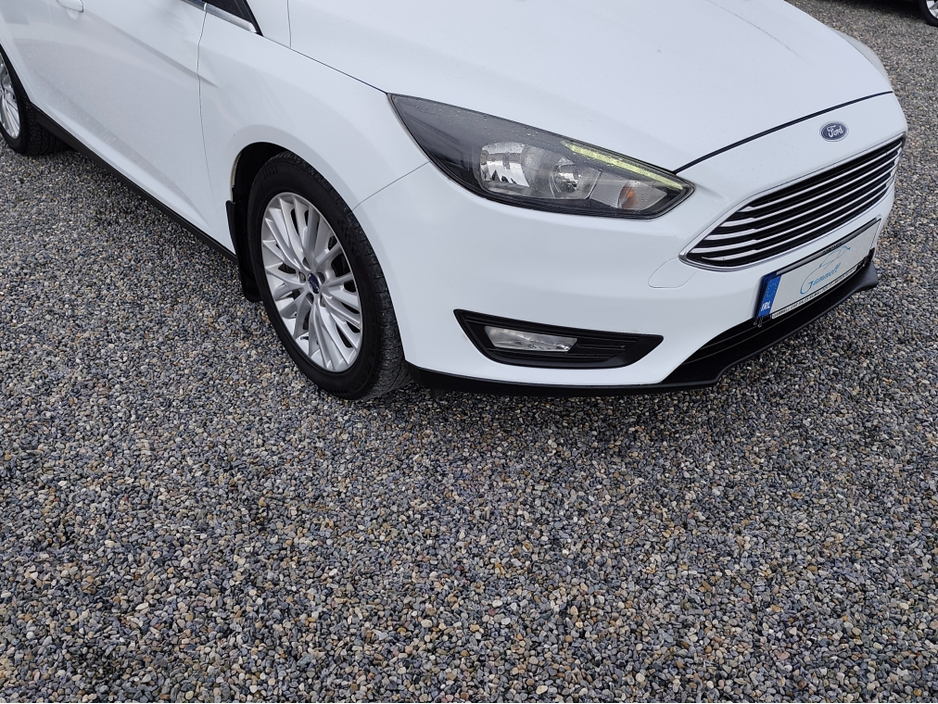 2016 Ford Focus - image 7