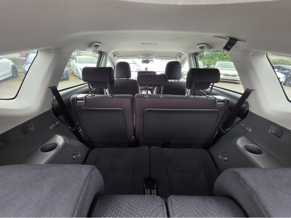 2014 Toyota Prius Alpha - image 17