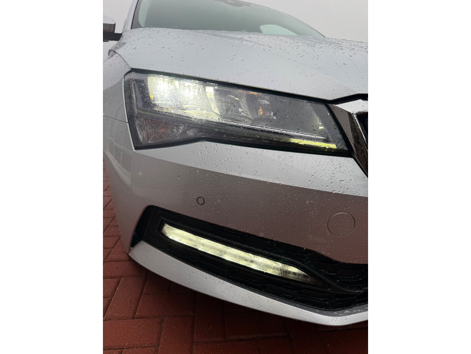 2022 Skoda Superb - image 25