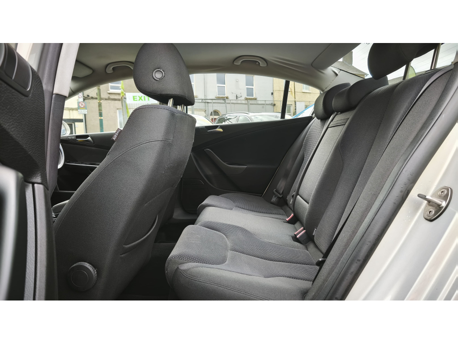 2010 Volkswagen Passat - image 18