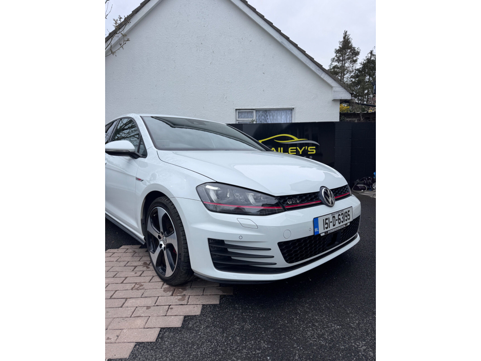 2015 Volkswagen Golf - image 3