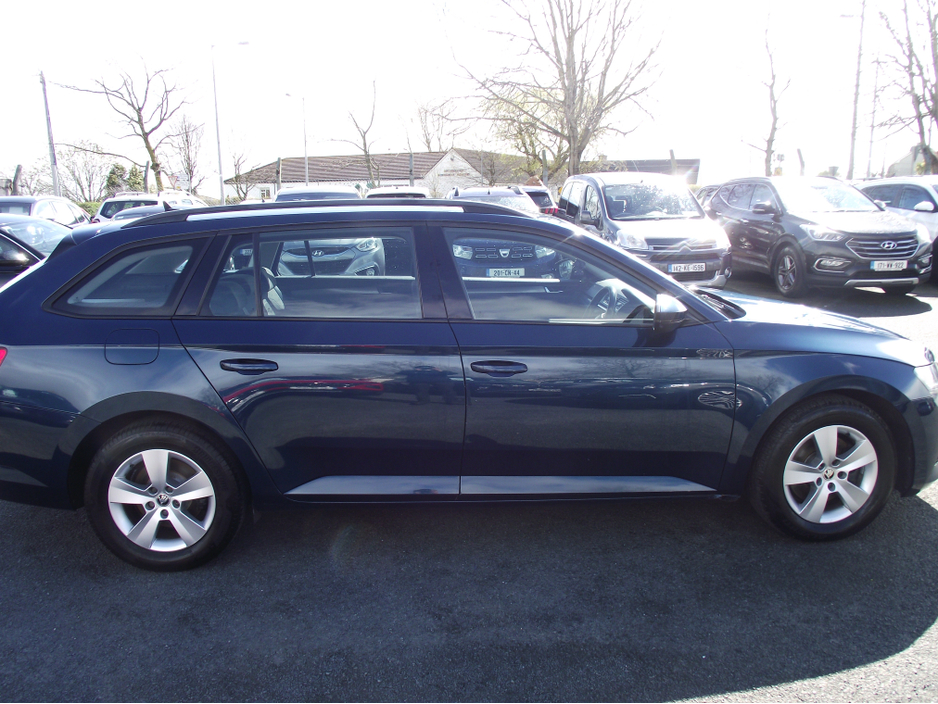 2021 Skoda Superb - image 3