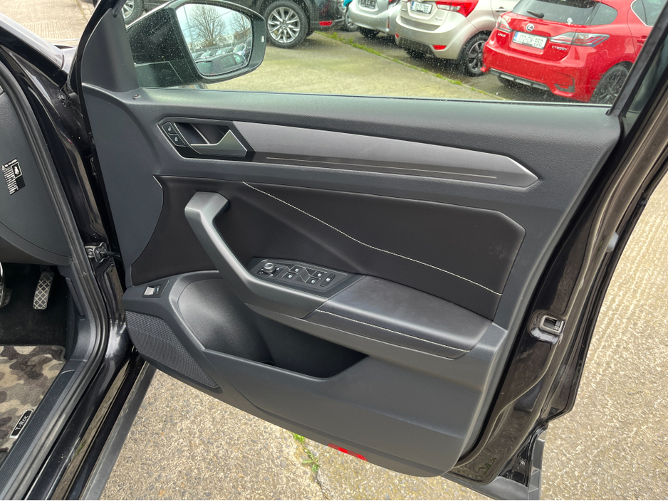 2023 Volkswagen T-Roc - image 13