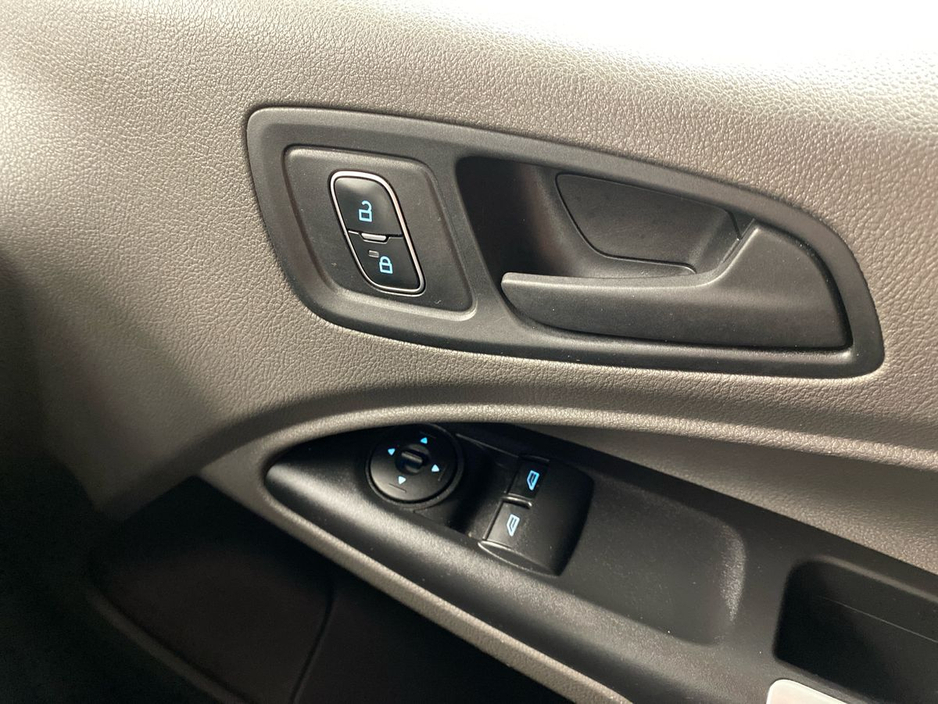 2022 Ford Transit Connect - image 17