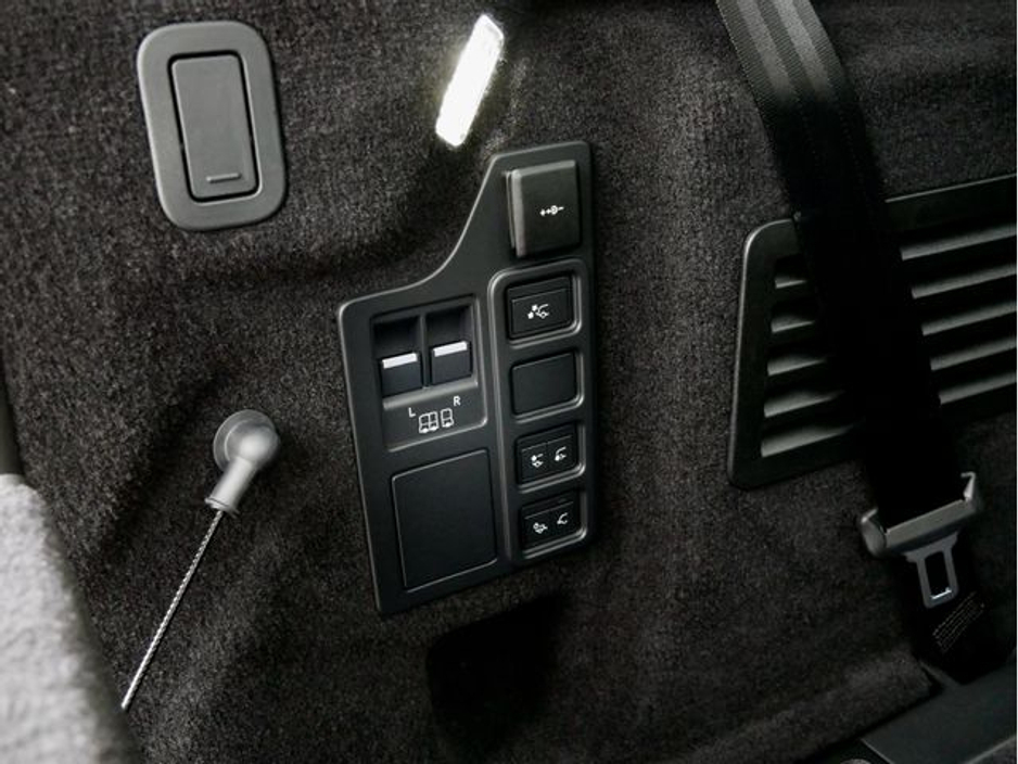 2025 Land Rover Discovery - image 17