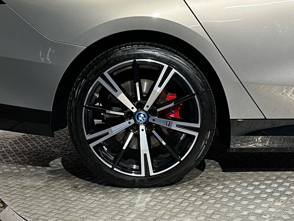 2024 BMW 5 Series - image 10