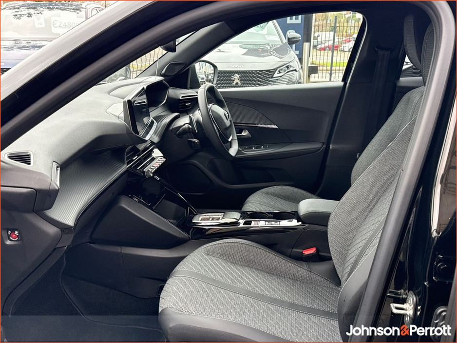 2025 Peugeot 2008 - image 3