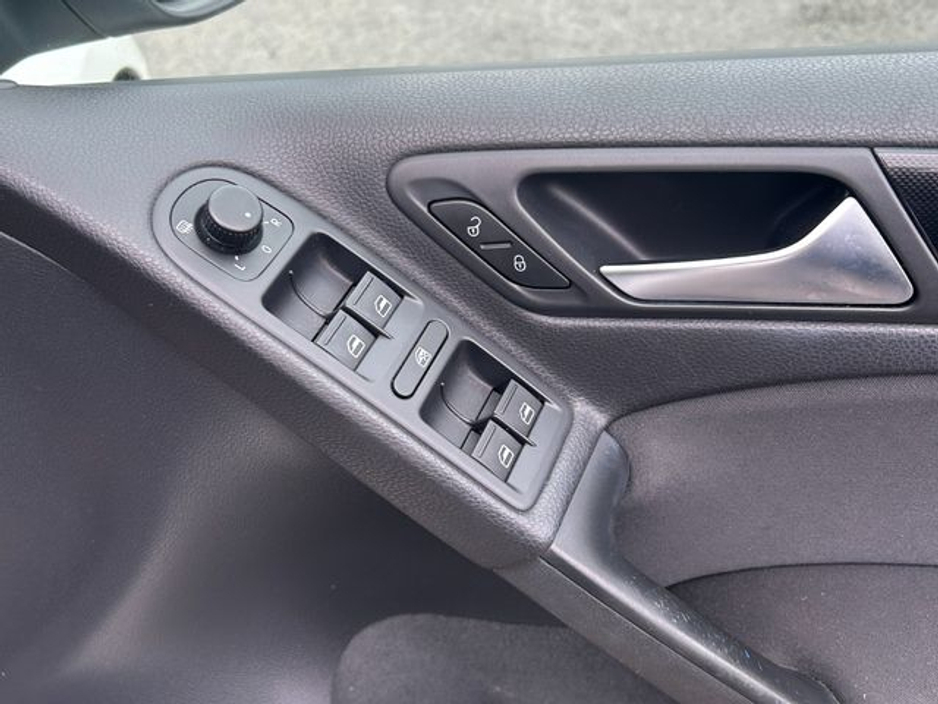 2013 Volkswagen Golf - image 17