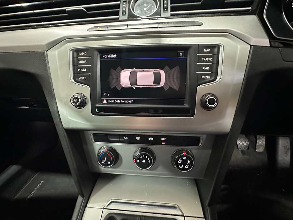 2017 Volkswagen Passat - image 6