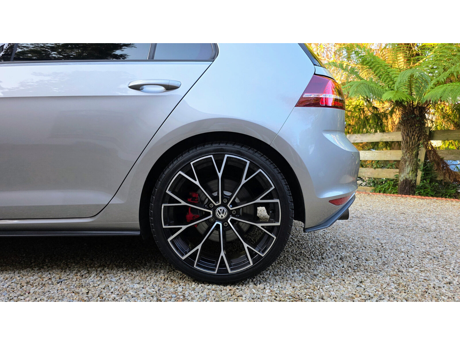 2014 Volkswagen Golf - image 16