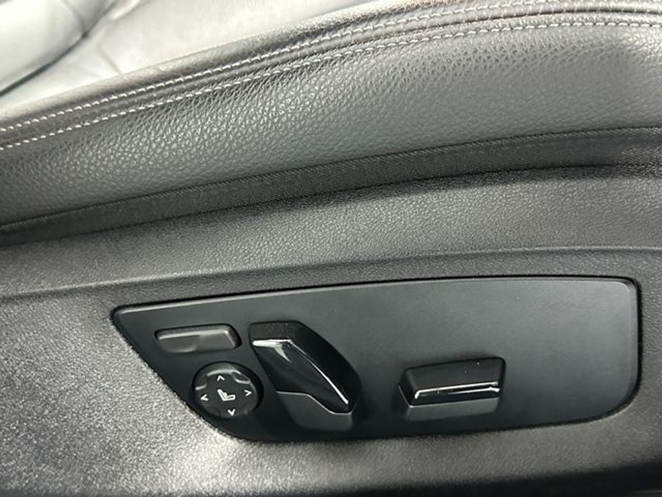 2020 BMW 5 Series - image 22