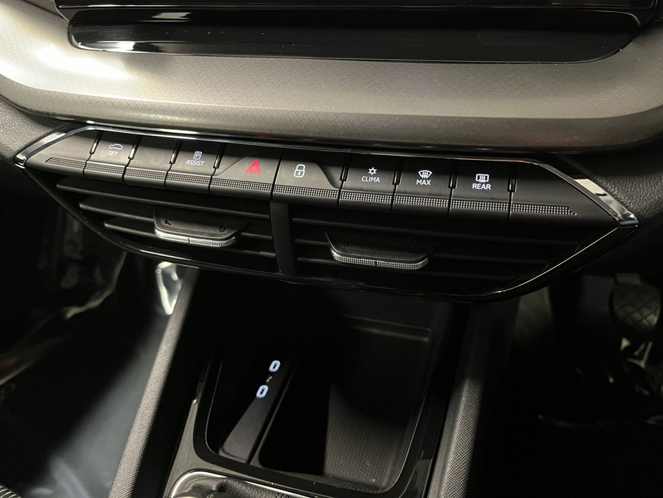 2023 Skoda Octavia - image 11
