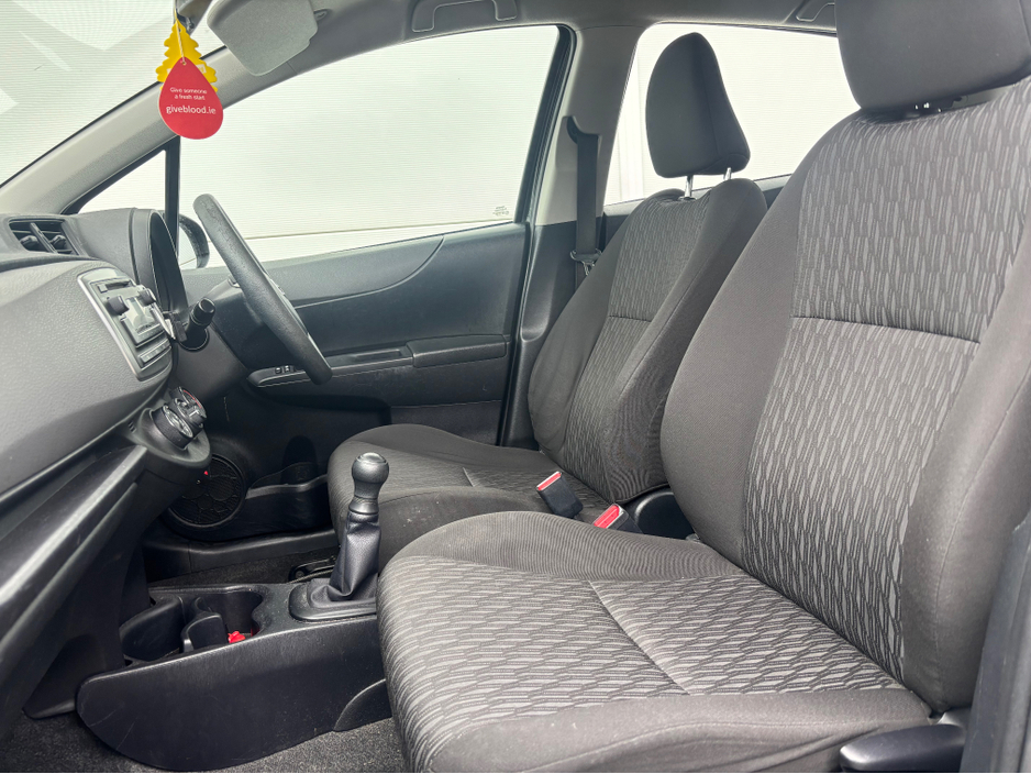 2012 Toyota Yaris - image 3