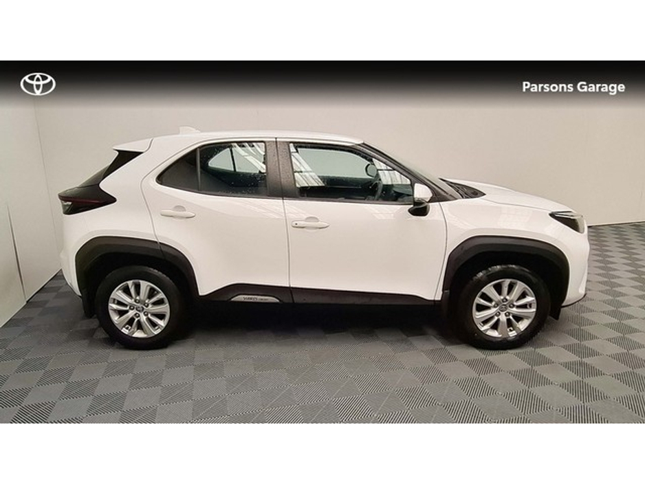 2024 Toyota Yaris Cross - image 3