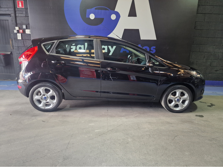 2011 Ford Fiesta - image 11