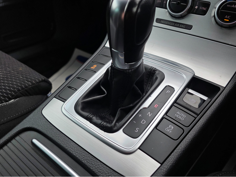 2015 Volkswagen Passat - image 19