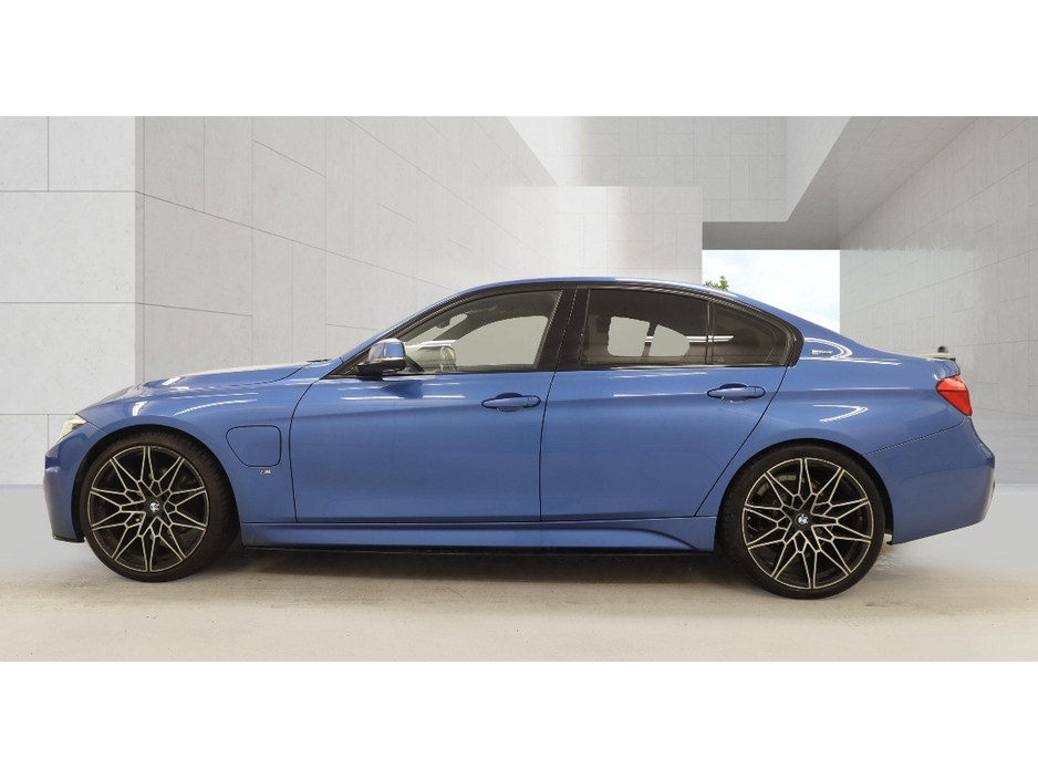 2018 BMW 3 Series - image 3