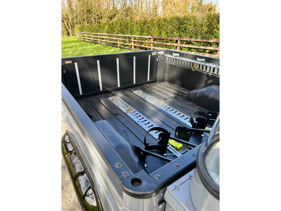 2017 Land Rover Defender - image 23