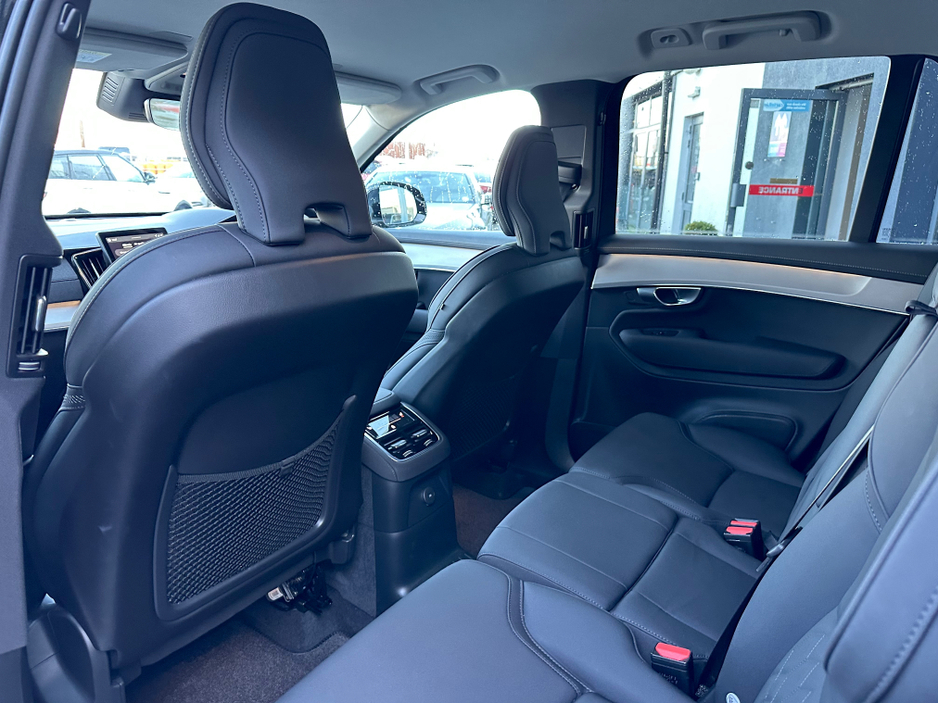 2025 Volvo XC90 CORE T8 PHEV AWD AUTO