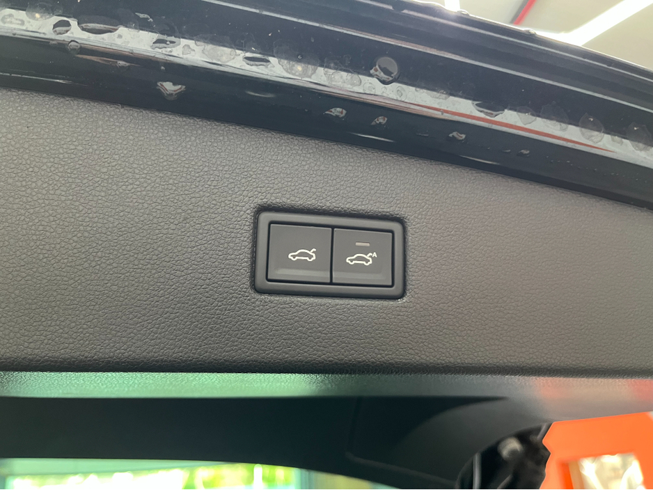 2018 Volkswagen Tiguan - image 8