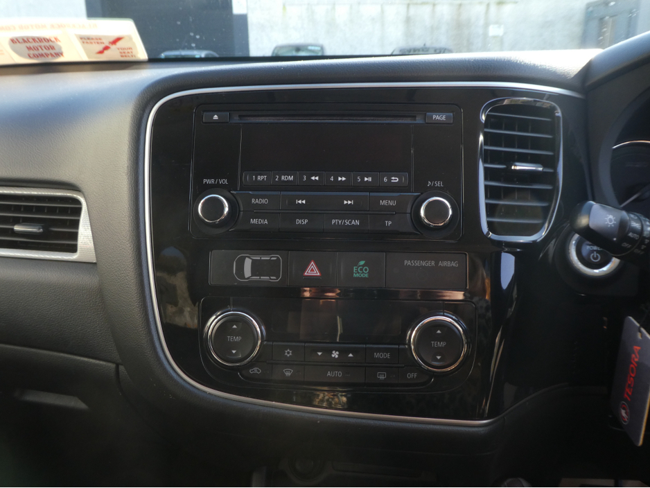 2015 Mitsubishi Outlander - image 7