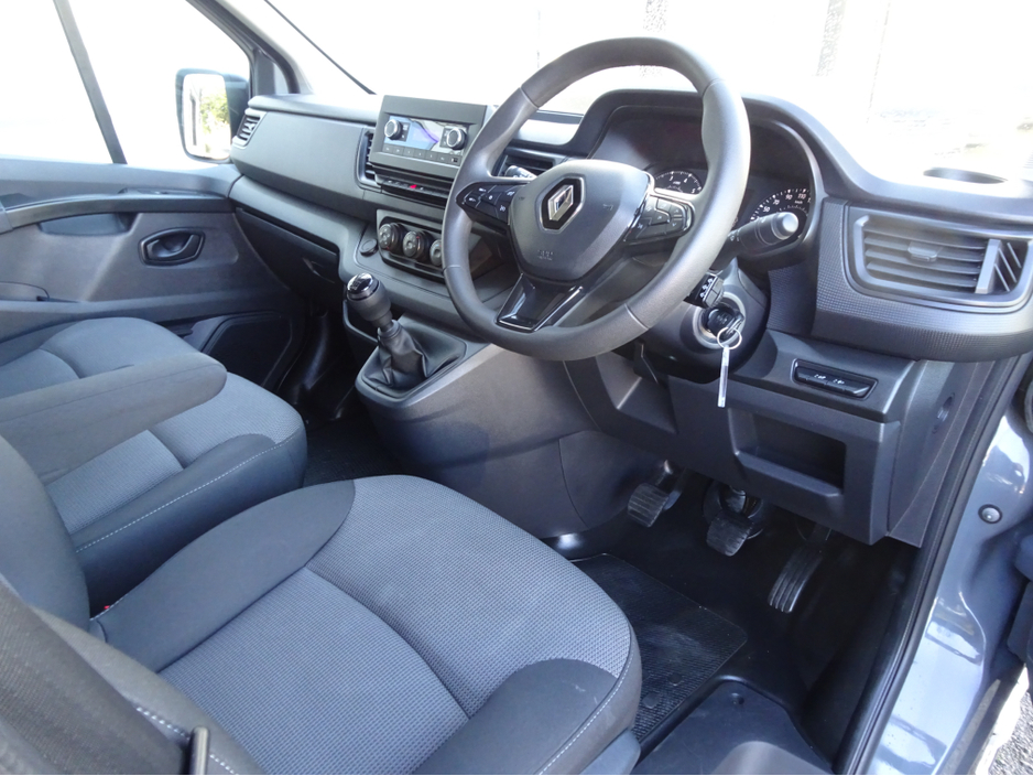 2023 Renault Trafic - image 21
