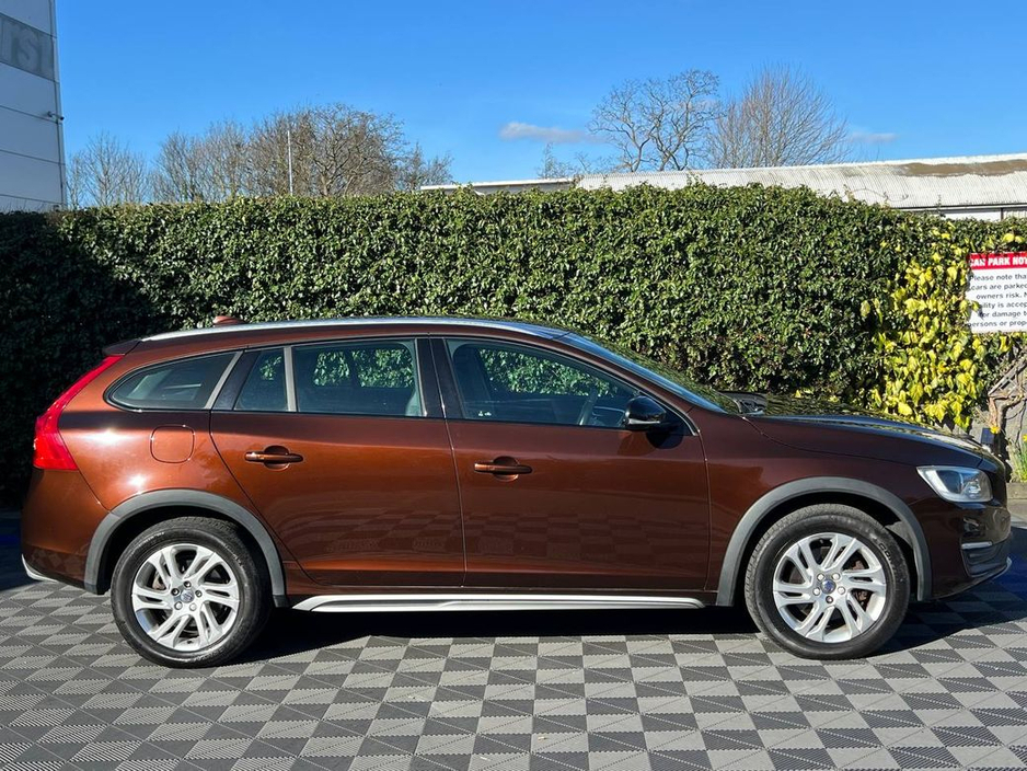 2016 Volvo V60 - image 2