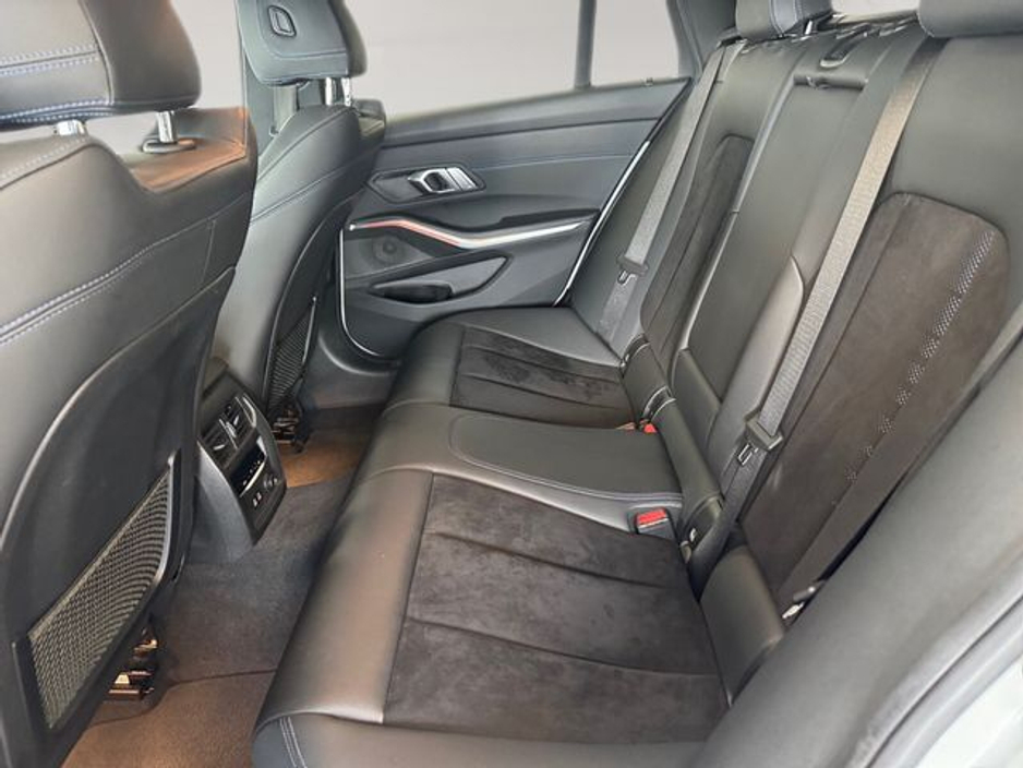 2021 BMW 3 Series - image 16