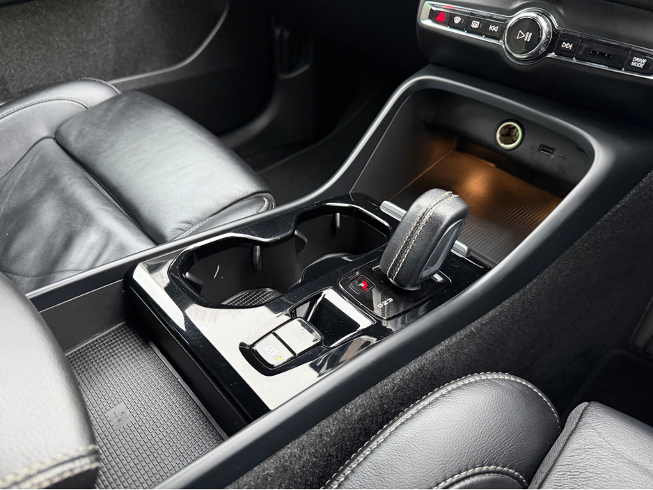 2021 Volvo XC40 - image 17