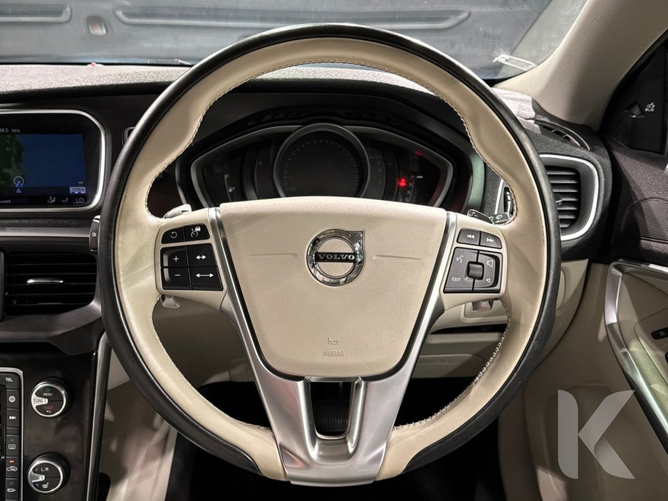 2018 Volvo V40 - image 18