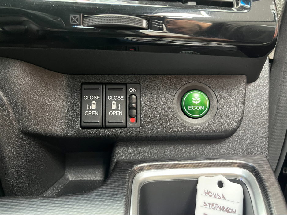 2019 Honda Stepwagon - image 11