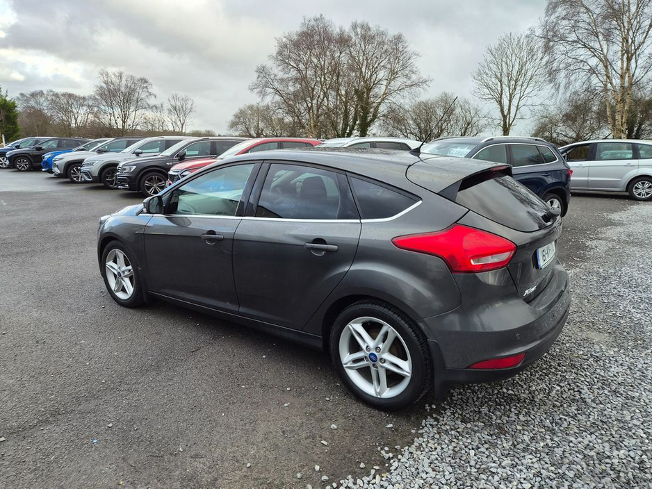 2016 Ford Focus - image 8