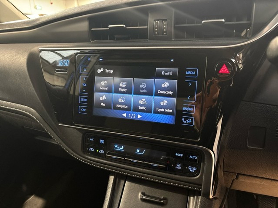 2018 Toyota Auris - image 11