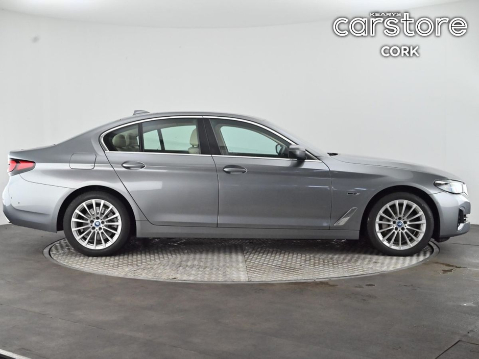 2023 BMW 5 Series - image 2