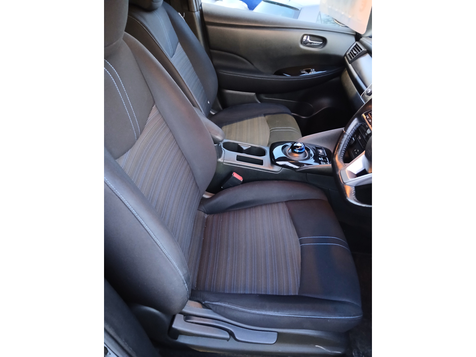 2018 Nissan Leaf - image 12