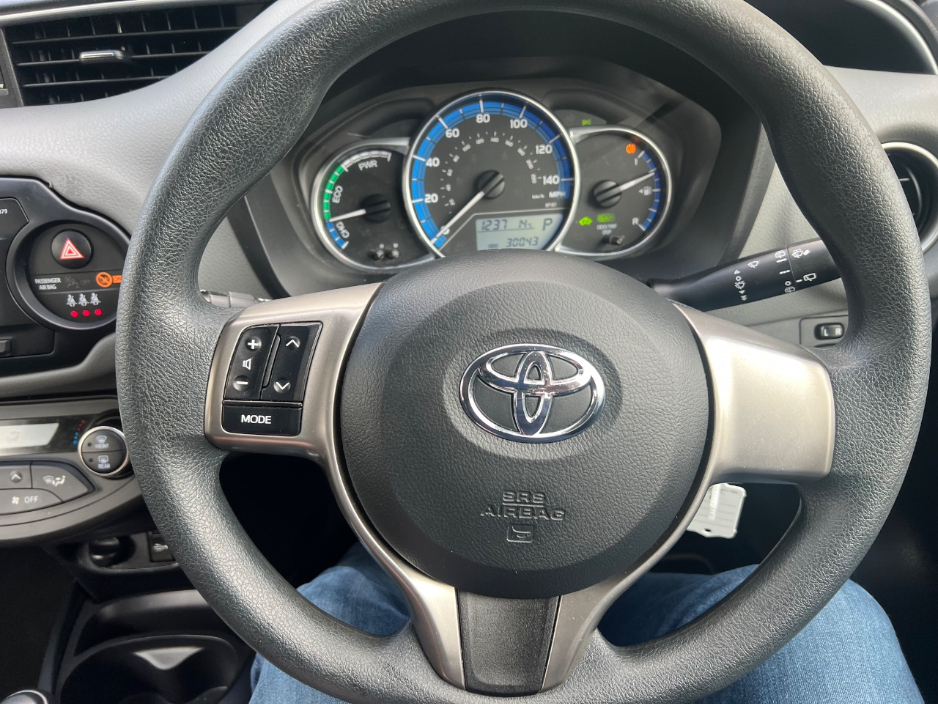 2016 Toyota Yaris - image 22