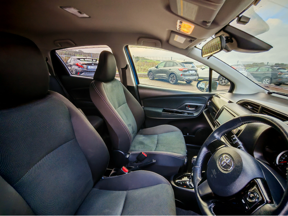 2017 Toyota Yaris - image 9