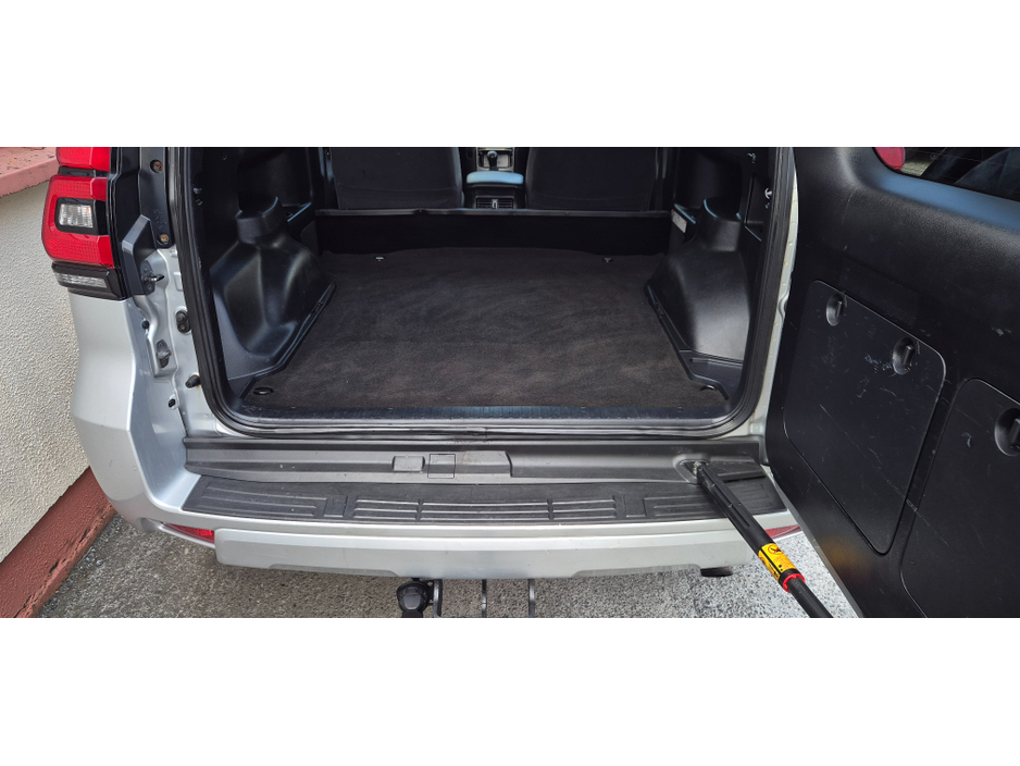 2020 Toyota Landcruiser - image 8