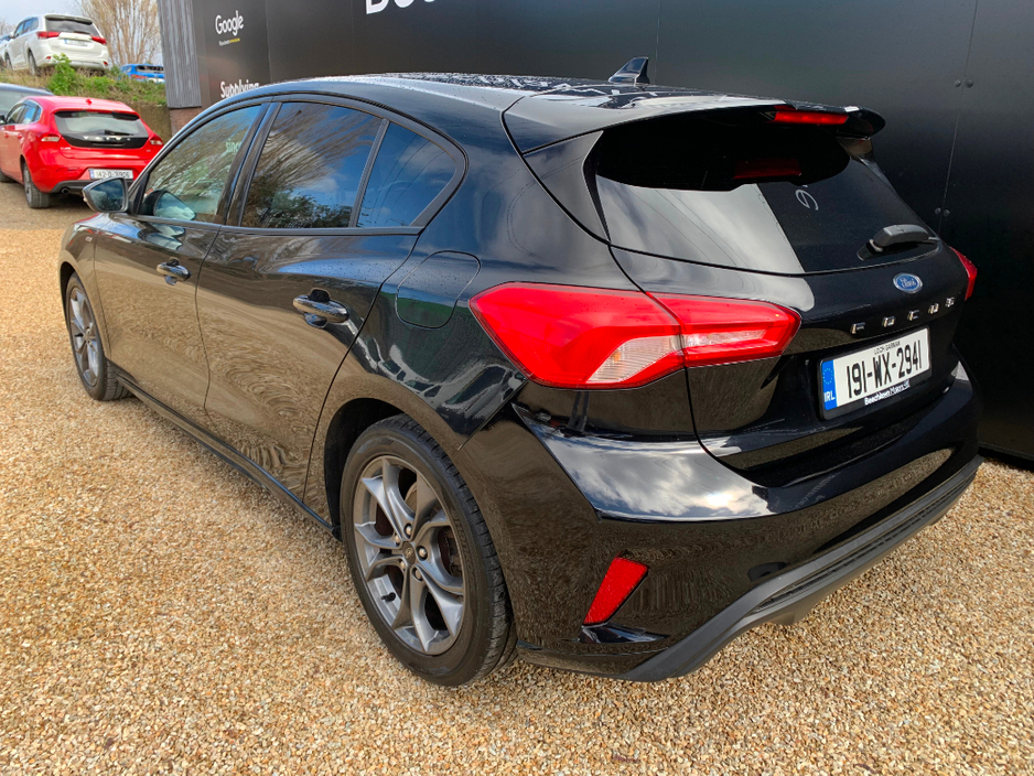 2019 Ford Focus - image 6