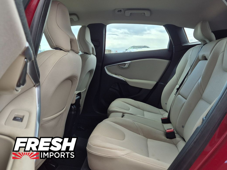 2014 Volvo V40 - image 13