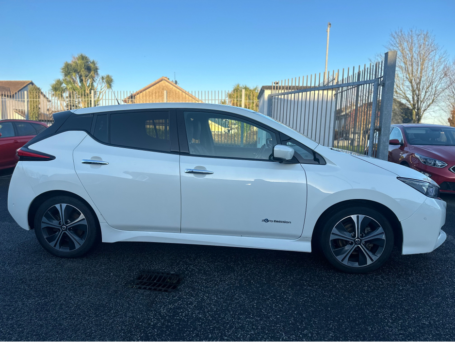 2018 Nissan Leaf - image 5