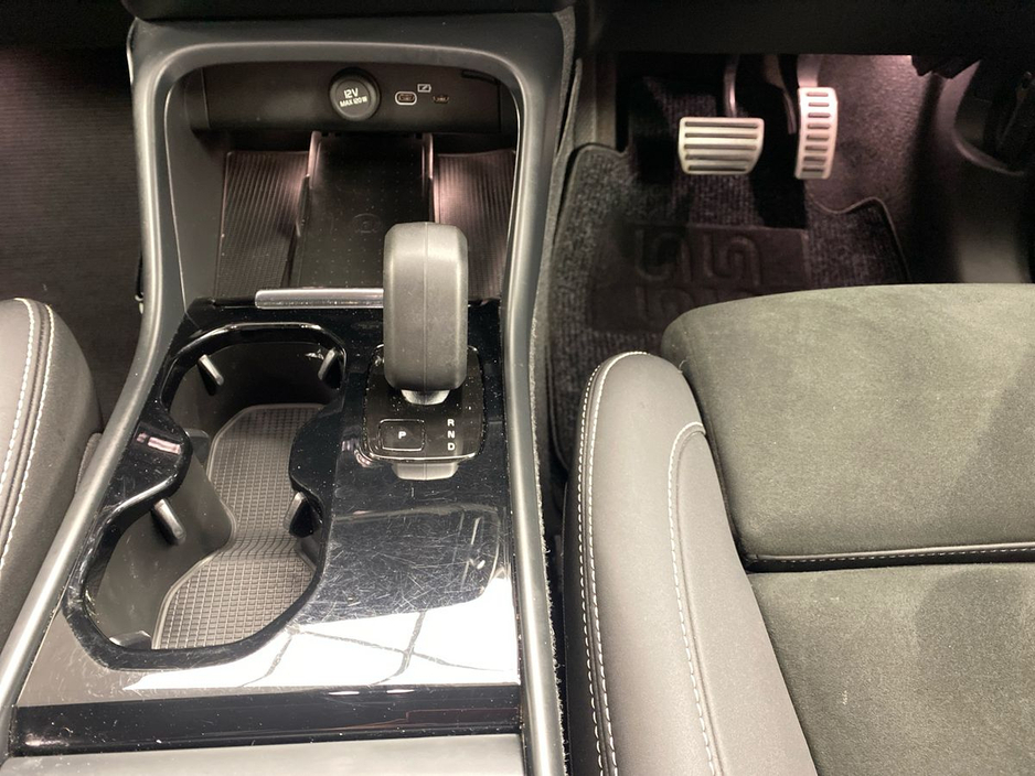 2022 Volvo XC40 - image 18