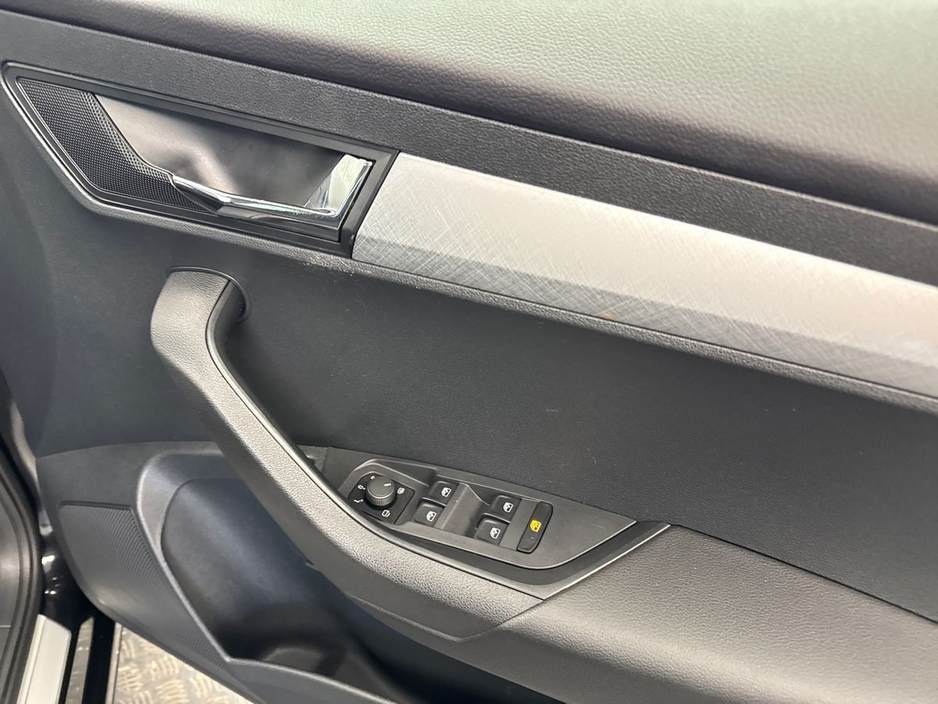 2023 Skoda Karoq - image 11