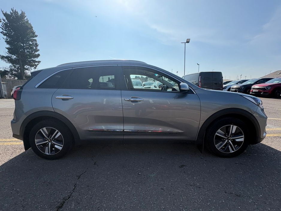 2021 Kia Niro - image 2