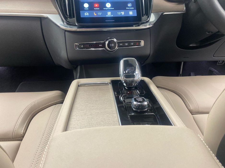 2025 Volvo XC90 - image 13