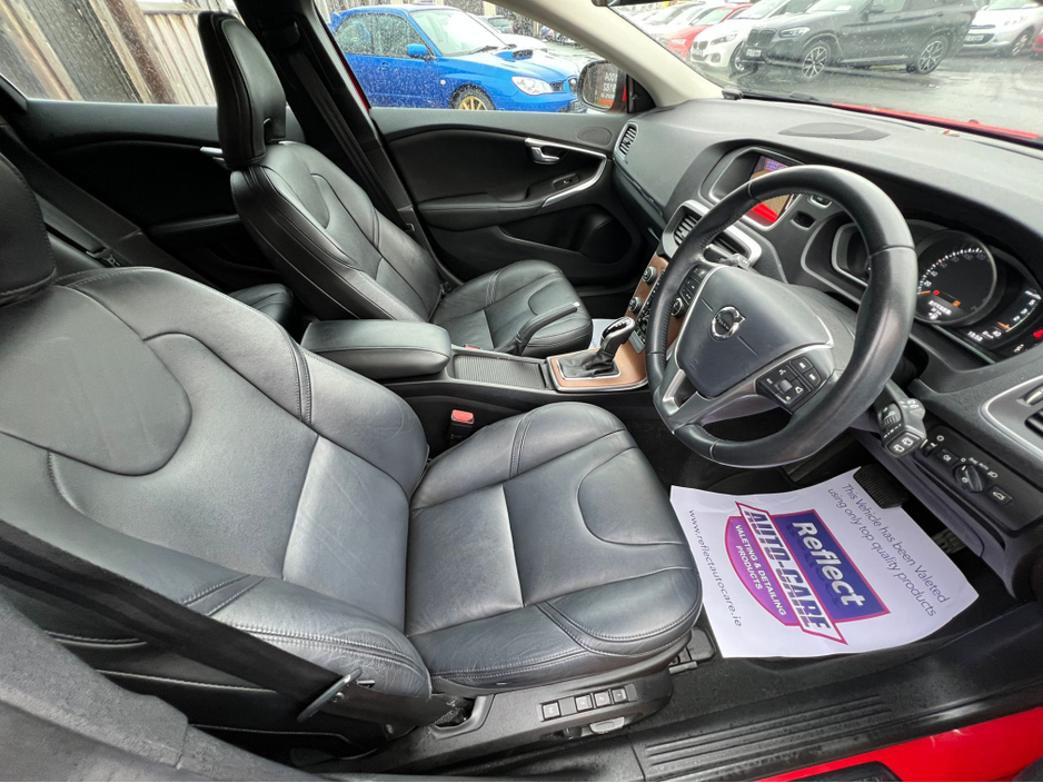 2019 Volvo V40 ==STUNNING VOLVO V40//AUTO//HUGE SPEC//FULL LEATHER// €17,500