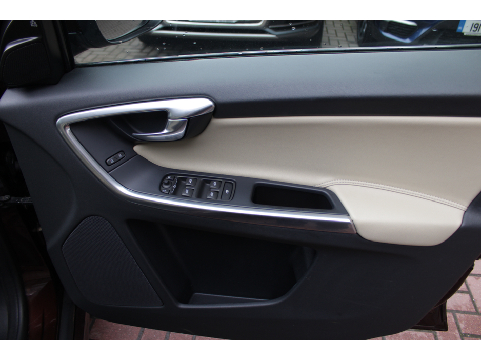 2015 Volvo XC60 - image 8