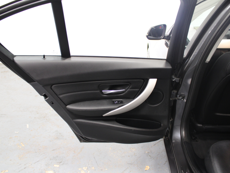 2018 BMW 3 Series - image 27